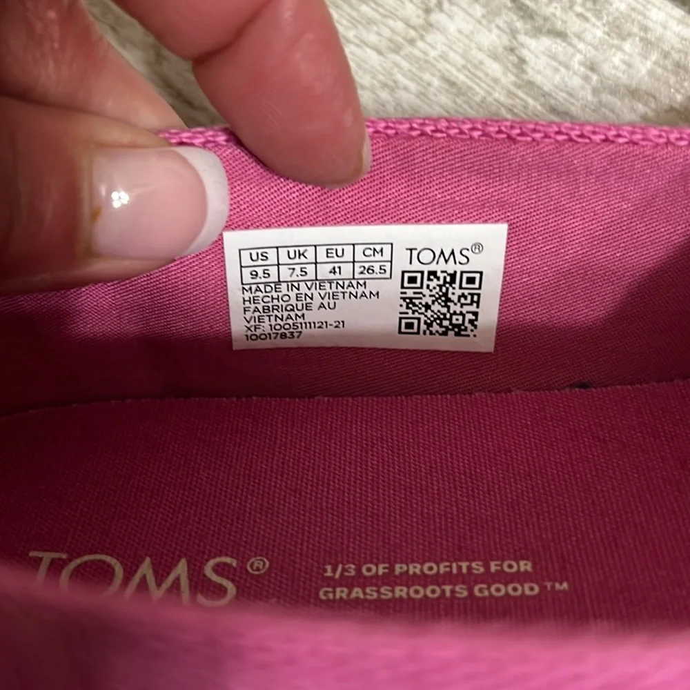 Toms Pink & White Canvas Slip Ons-9.5 - Picture 9 of 9